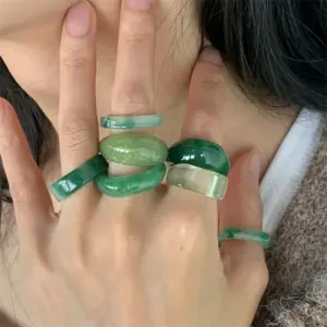 conjunto de anéis de resina verde jade