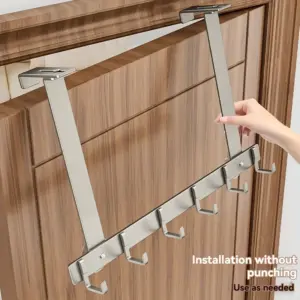 ganchos sobre a porta de metal