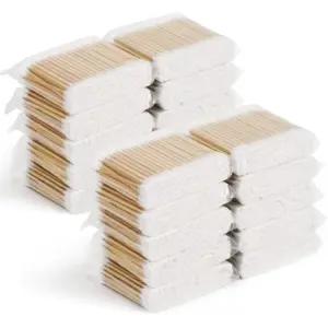 cotonetes de algodão com palitos de bambu