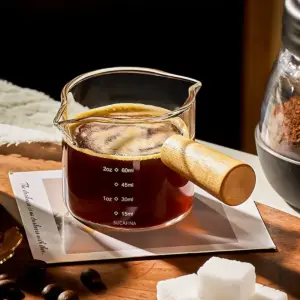 copo medidor de vidro com alça de madeira