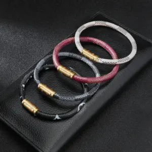 pulseira em aço de titânio e couro