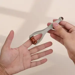 rolo massageador de dedos em madeira