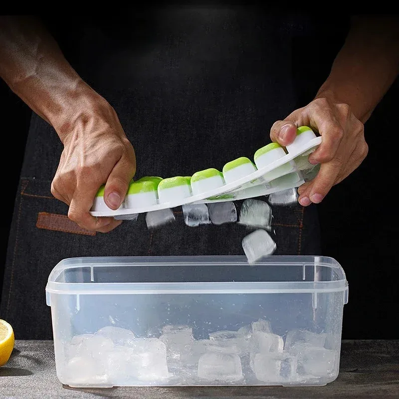 Bandeja de Gelo Quadrada de Silicone com 14 Cubos e Tampa - Imagem 3