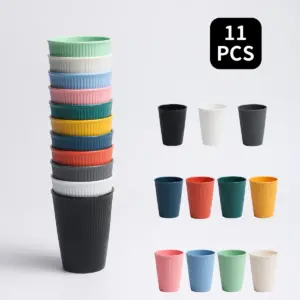 conjunto de copos listrados de plástico