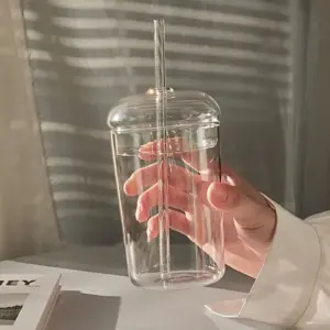 copo de vidro transparente com canudo