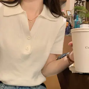 camiseta feminina gola botões